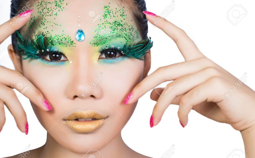 It’s time to try false lashes! Look at these tips