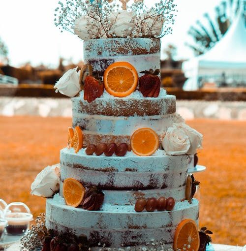 How to add fresh flowers to a cake